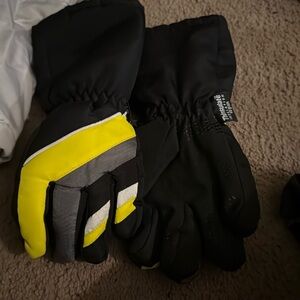 Youth winter snow gloves. Size S. Thimble 40gram. Gently used 1 weekend.